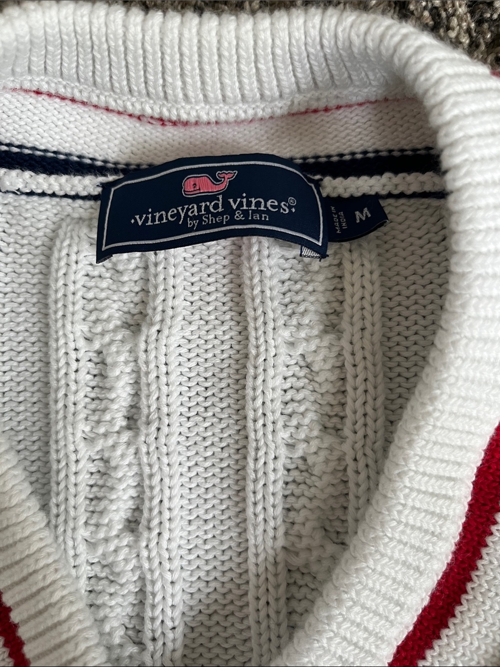 Vineyard Vines. White Cable Knit V-Neck Sweater with Navy & Red Trim! Americana - Picture 7 of 10